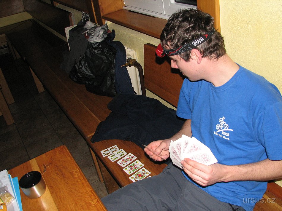 tatry 196.jpg - Lukáš má jako obvykle plné ruce práce a tak nezbývá než si karty pěkně rozložit ještě vedle sebe.